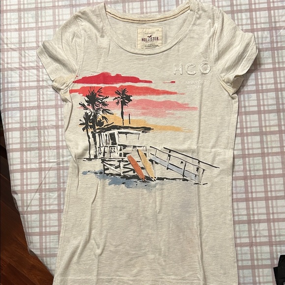 Hollister Tops - Hollister Cream Tee with Red and Orange Beach Print